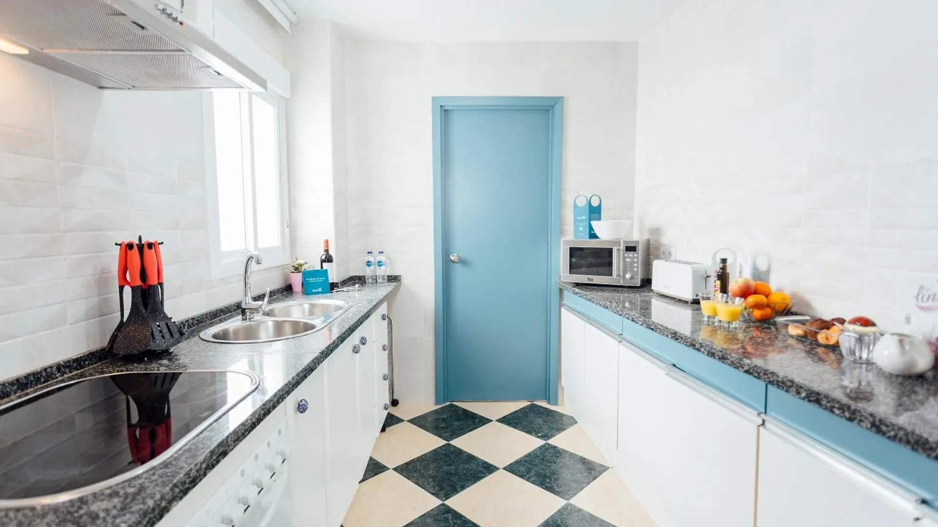 Stunning And Colorful- 4Bd 2Bth- Santa Cruz Apartment Seville