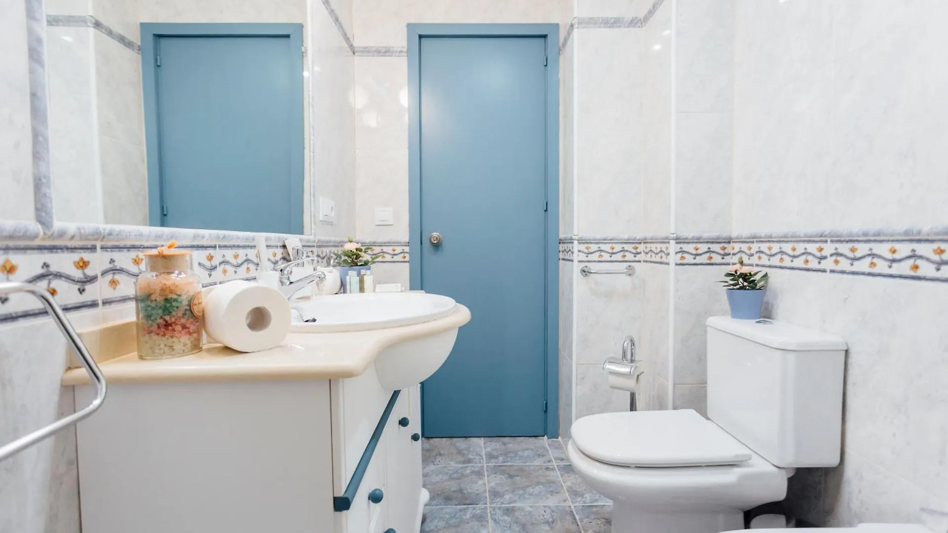 Stunning And Colorful- 4Bd 2Bth- Santa Cruz Apartment Seville