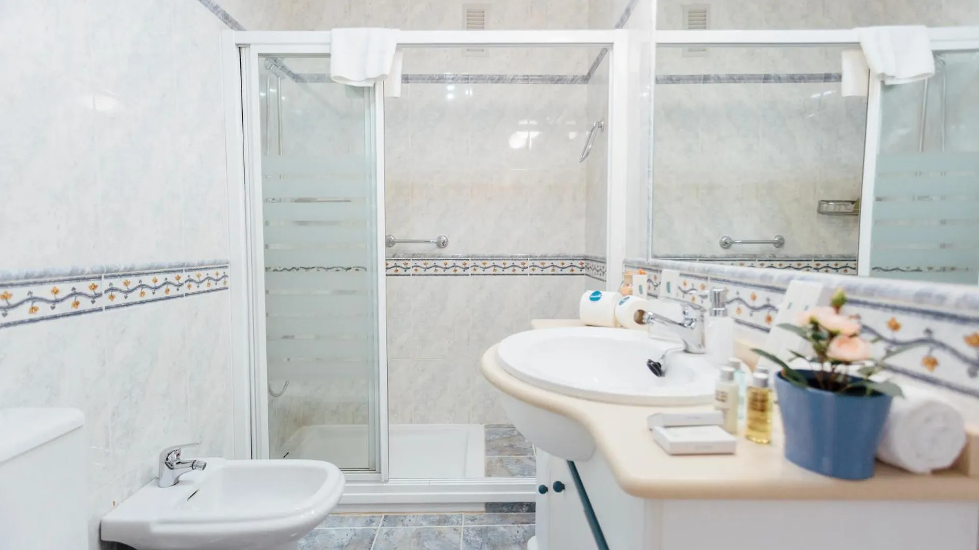 Stunning And Colorful- 4Bd 2Bth- Santa Cruz Apartment Seville Spain