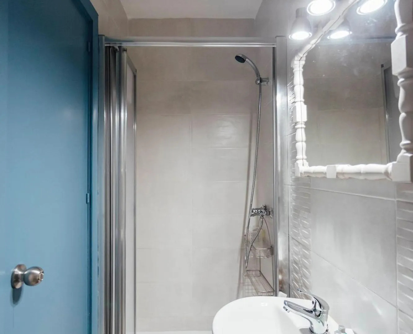 Stunning And Colorful- 4Bd 2Bth- Santa Cruz Apartment Seville