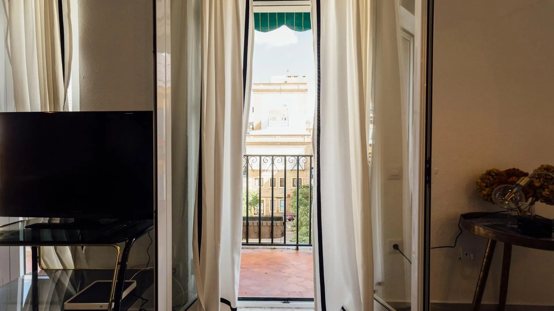 Stunning And Colorful- 4Bd 2Bth- Santa Cruz Apartment Seville