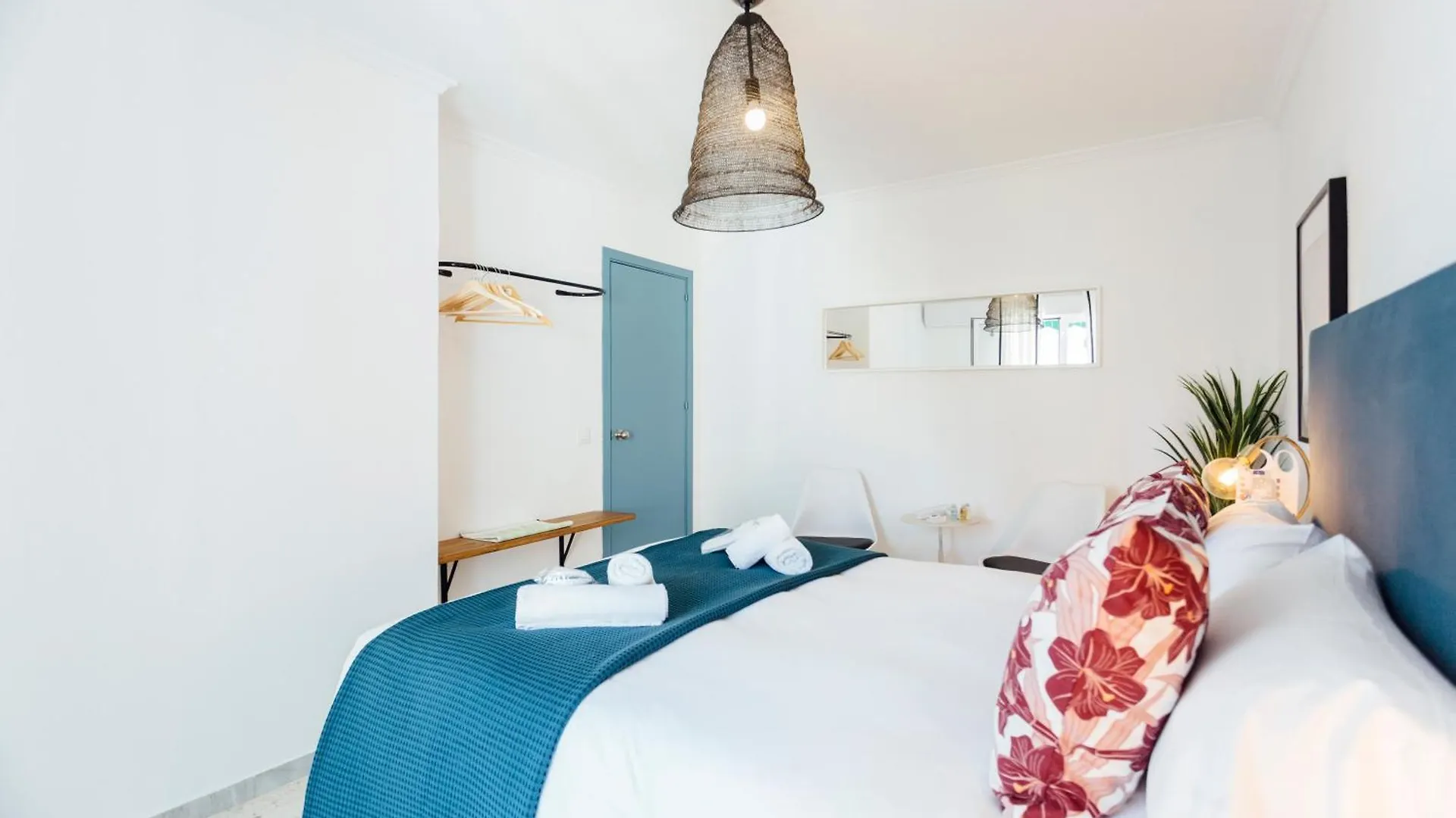 Stunning And Colorful- 4Bd 2Bth- Santa Cruz Apartment Seville 0*,  Spain