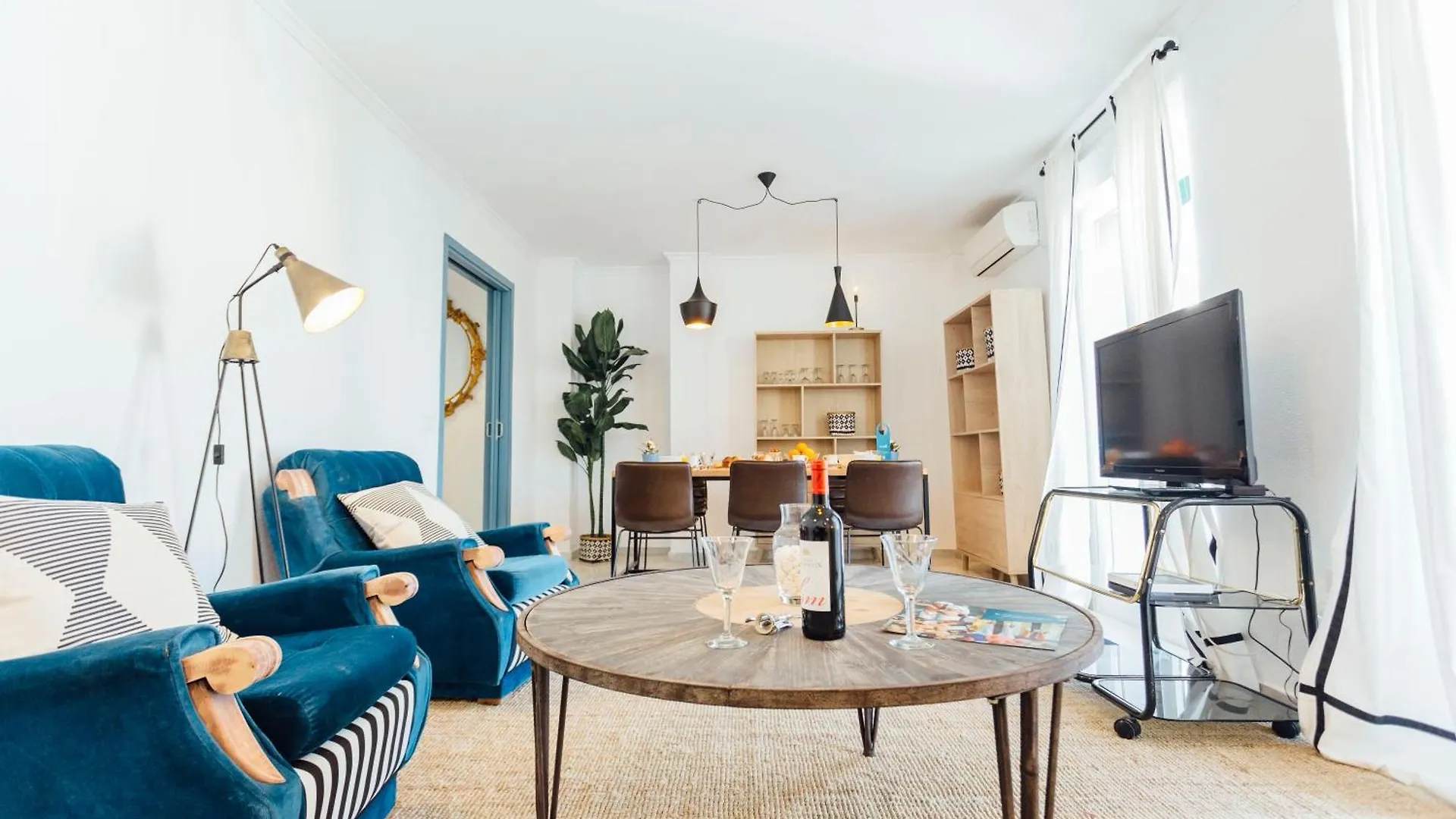 Stunning And Colorful- 4Bd 2Bth- Santa Cruz Apartment Seville