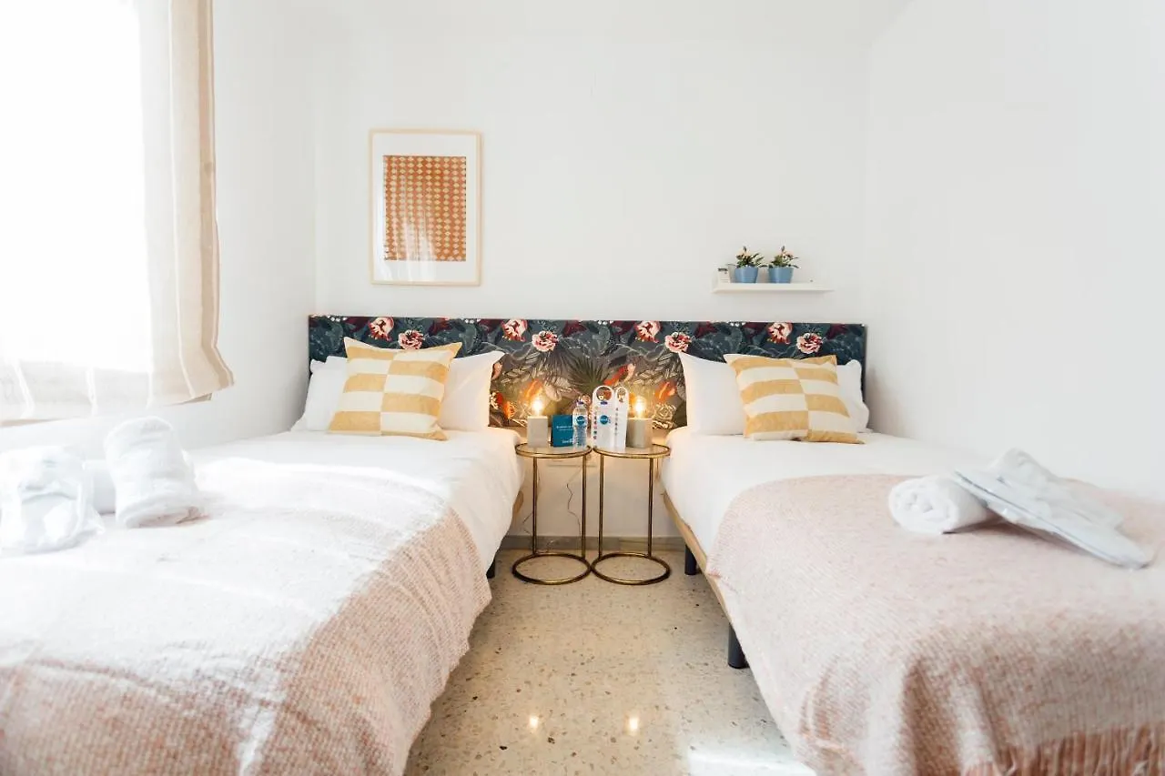 Stunning And Colorful- 4Bd 2Bth- Santa Cruz Apartment Seville