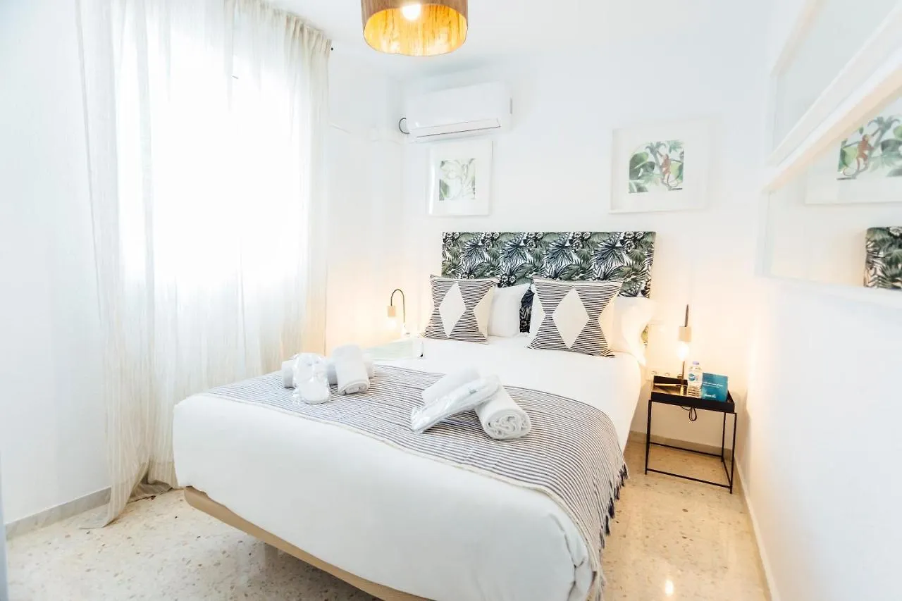 Stunning And Colorful- 4Bd 2Bth- Santa Cruz Apartment Seville